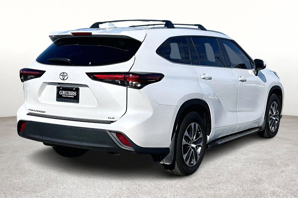 Used 2024 Toyota Highlander LE image 2