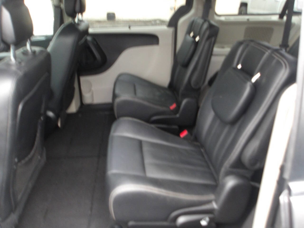 Used 2016 Chrysler Town & Country Touring w/ Driver Convenience Group FWD image 5