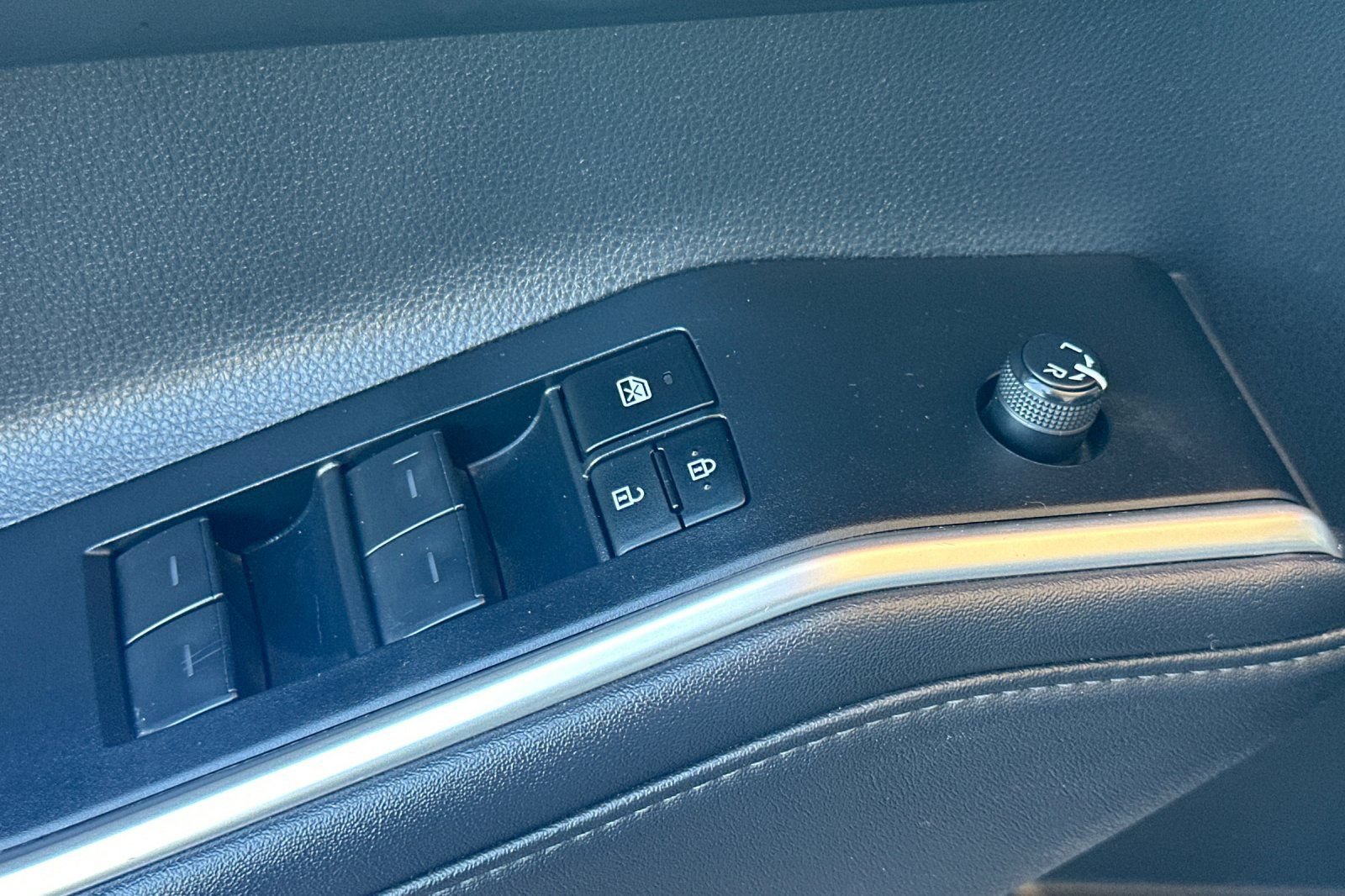 Used 2024 Toyota Highlander LE AWD/4WD image 13