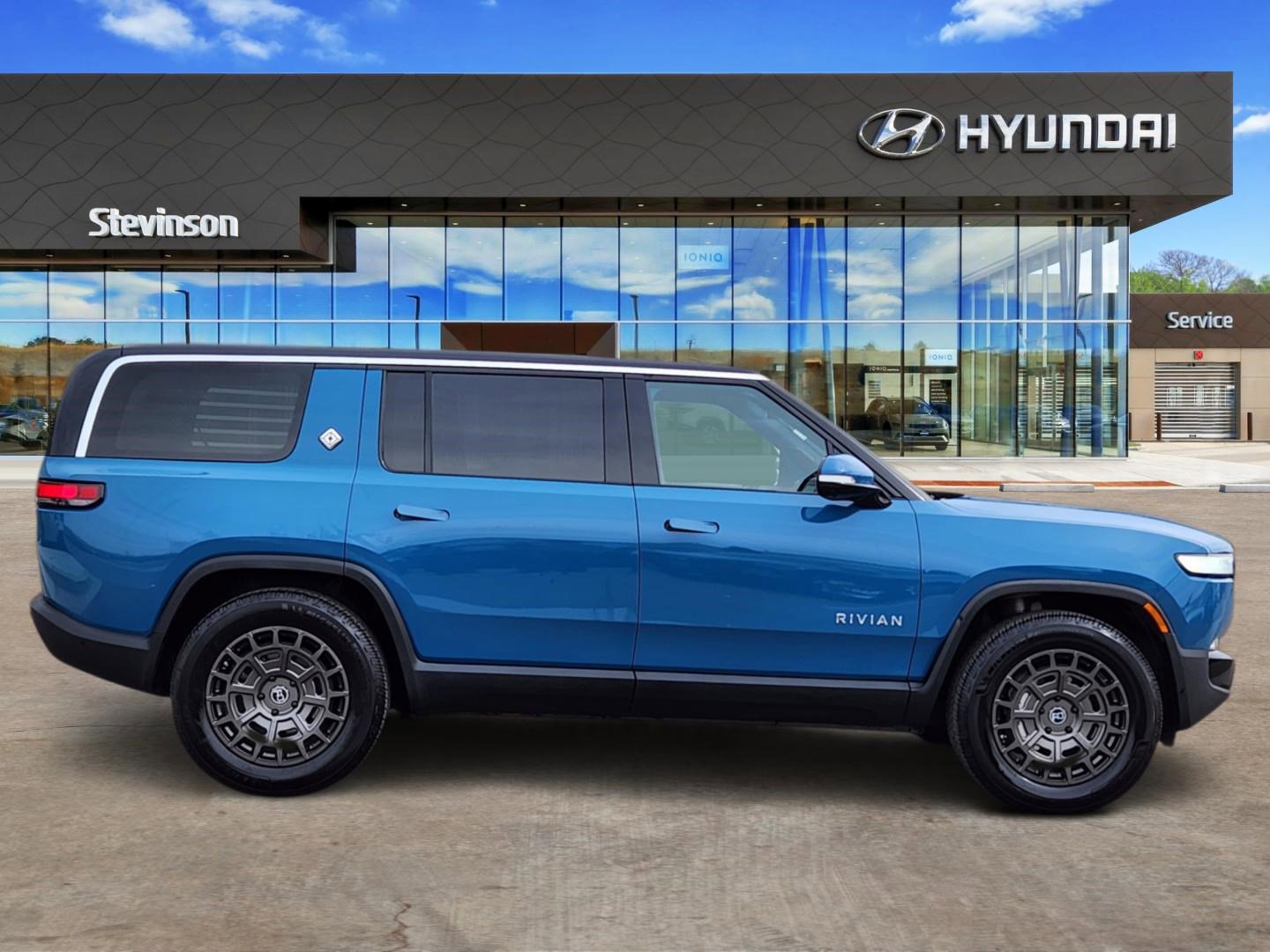 Used 2024 Rivian R1S Adventure image 4