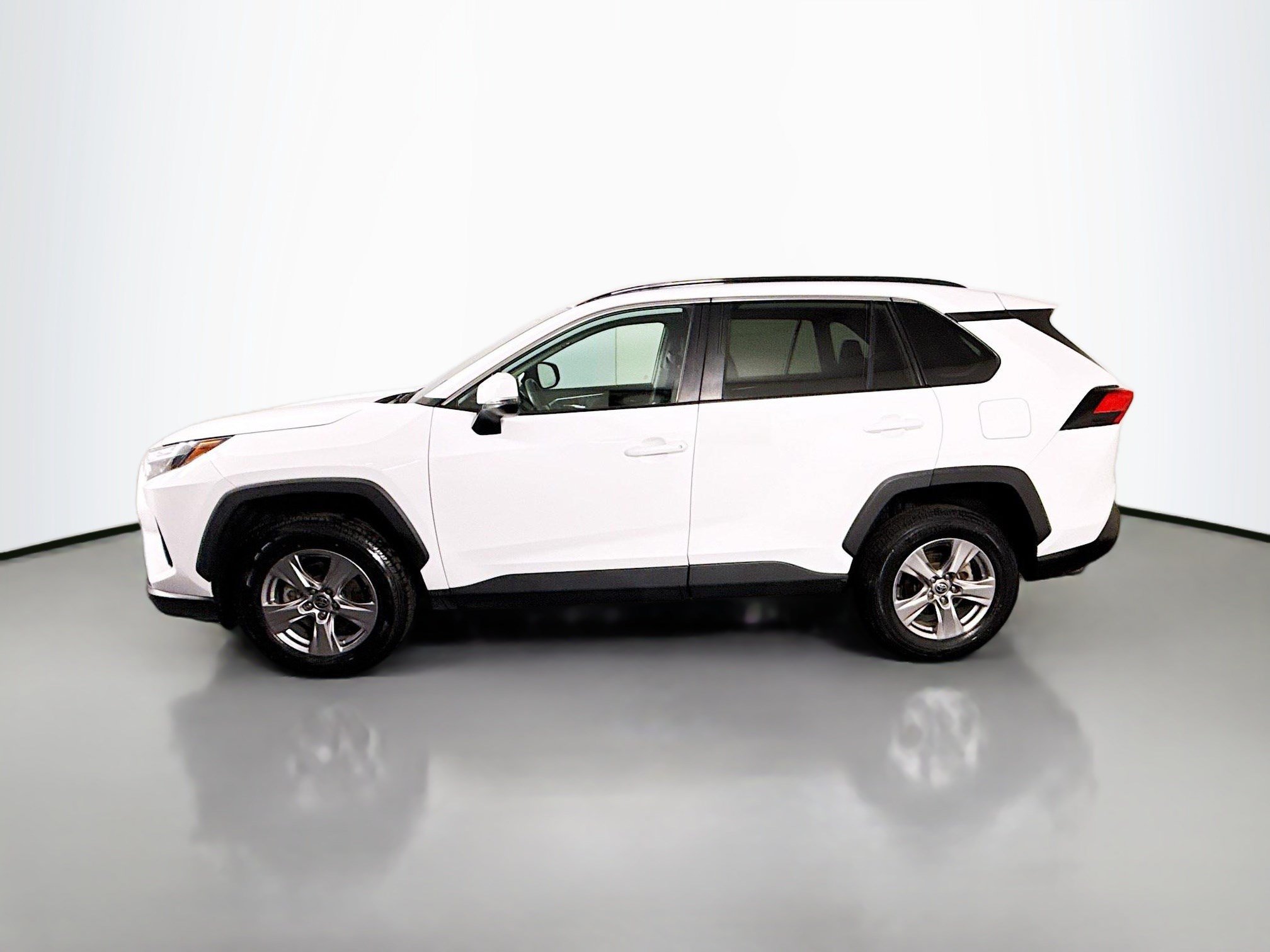 Used 2022 Toyota RAV4 XLE w/ Convenience Package FWD image 6