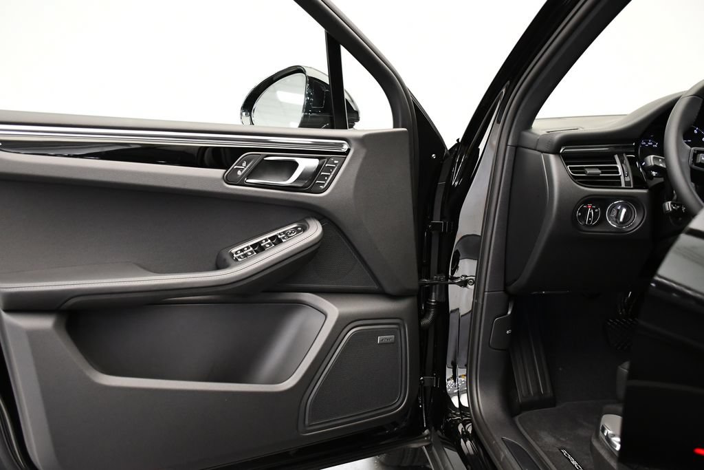 Certified 2026 Porsche Macan AWD/4WD image 35
