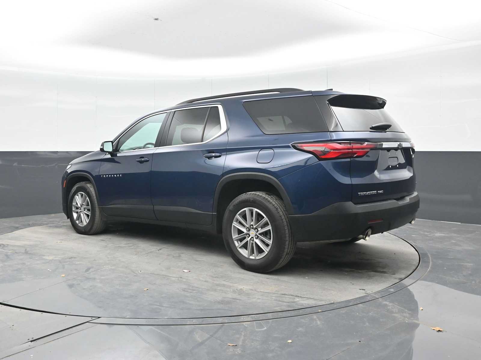 Used 2023 Chevrolet Traverse LT AWD/4WD image 2