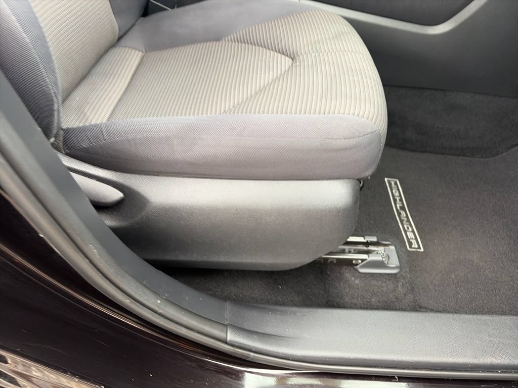 Used 2021 Toyota Highlander L FWD image 34