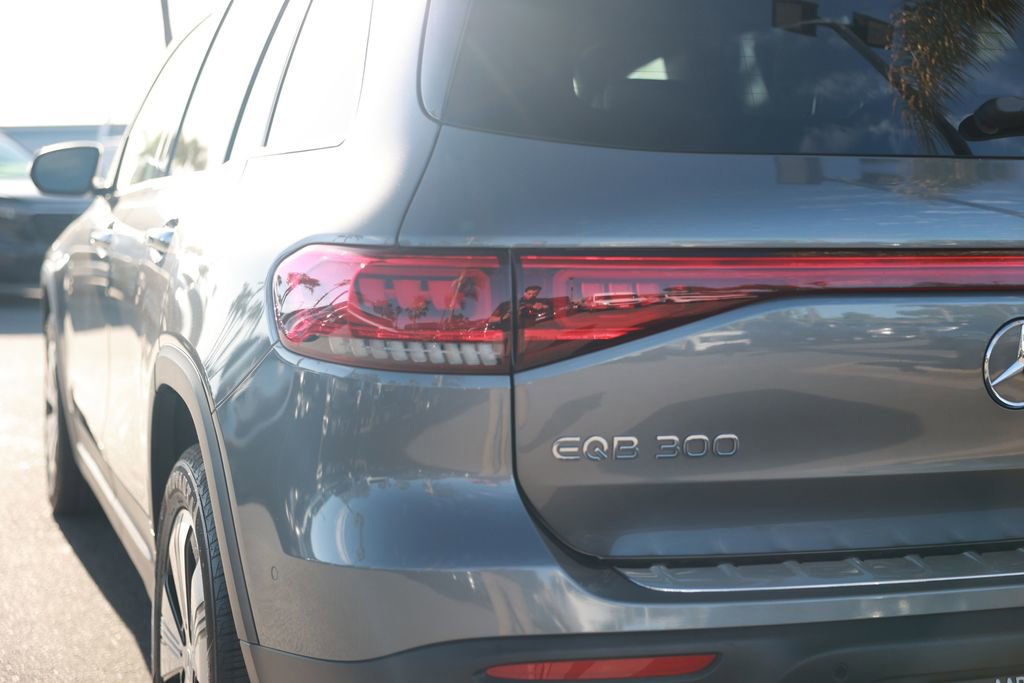 Used 2023 Mercedes-Benz EQB 300 4MATIC w/ Exclusive Package image 13