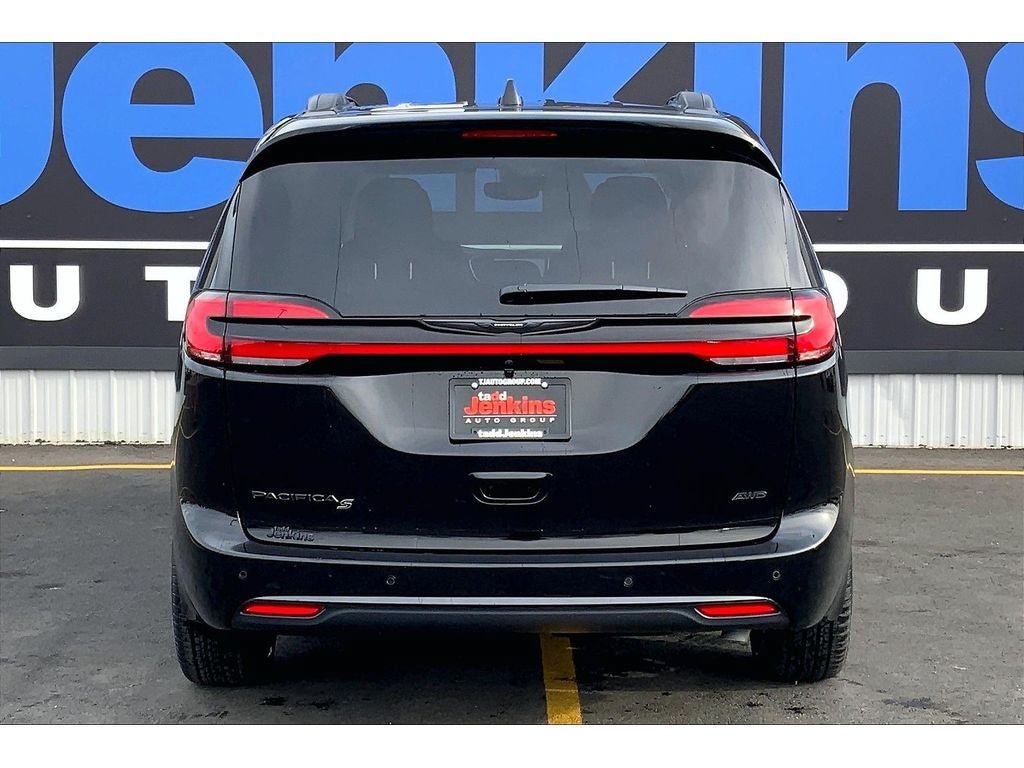 New 2026 Chrysler Pacifica Select w/ S Appearance Package AWD/4WD image 4