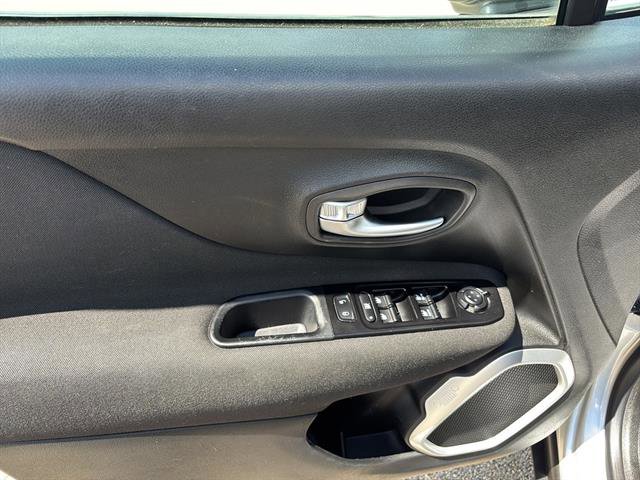 Used 2021 Jeep Renegade Latitude w/ Luxury Group I image 13