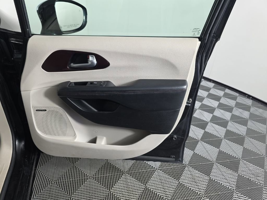 Used 2017 Chrysler Pacifica Limited image 45