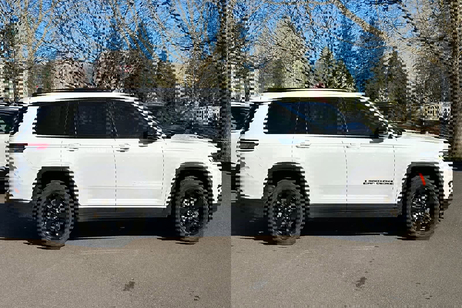 Used 2023 Jeep Grand Cherokee L Laredo image 8