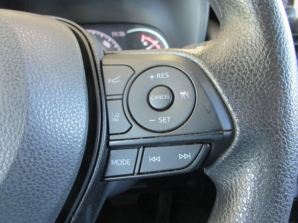 Used 2025 Toyota RAV4 XLE FWD image 32