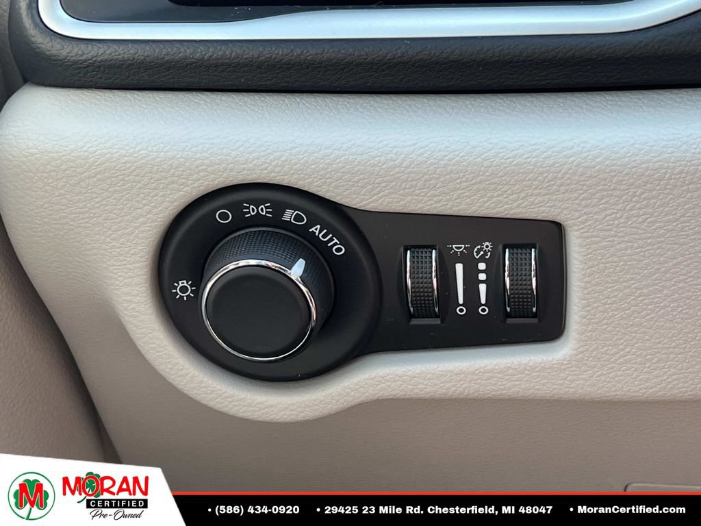 Used 2020 Chrysler Voyager LX FWD image 25