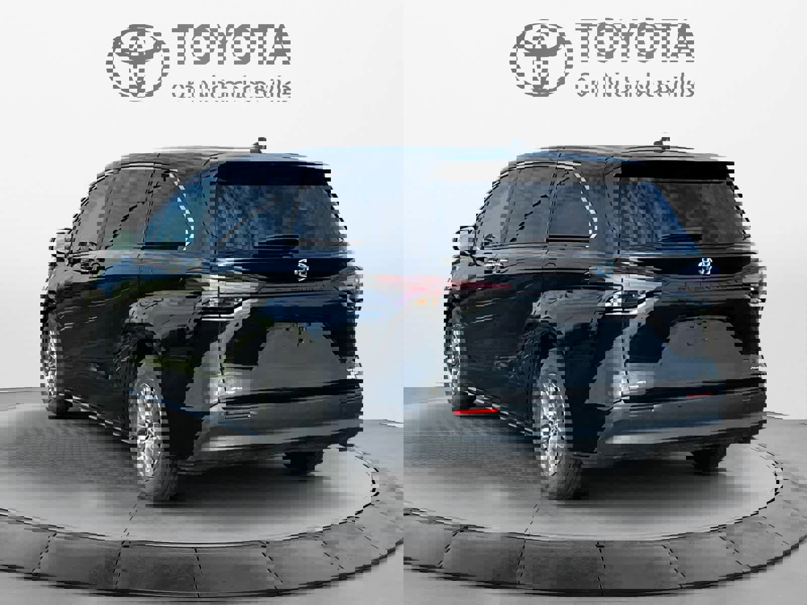 Used 2024 Toyota Sienna XLE image 4