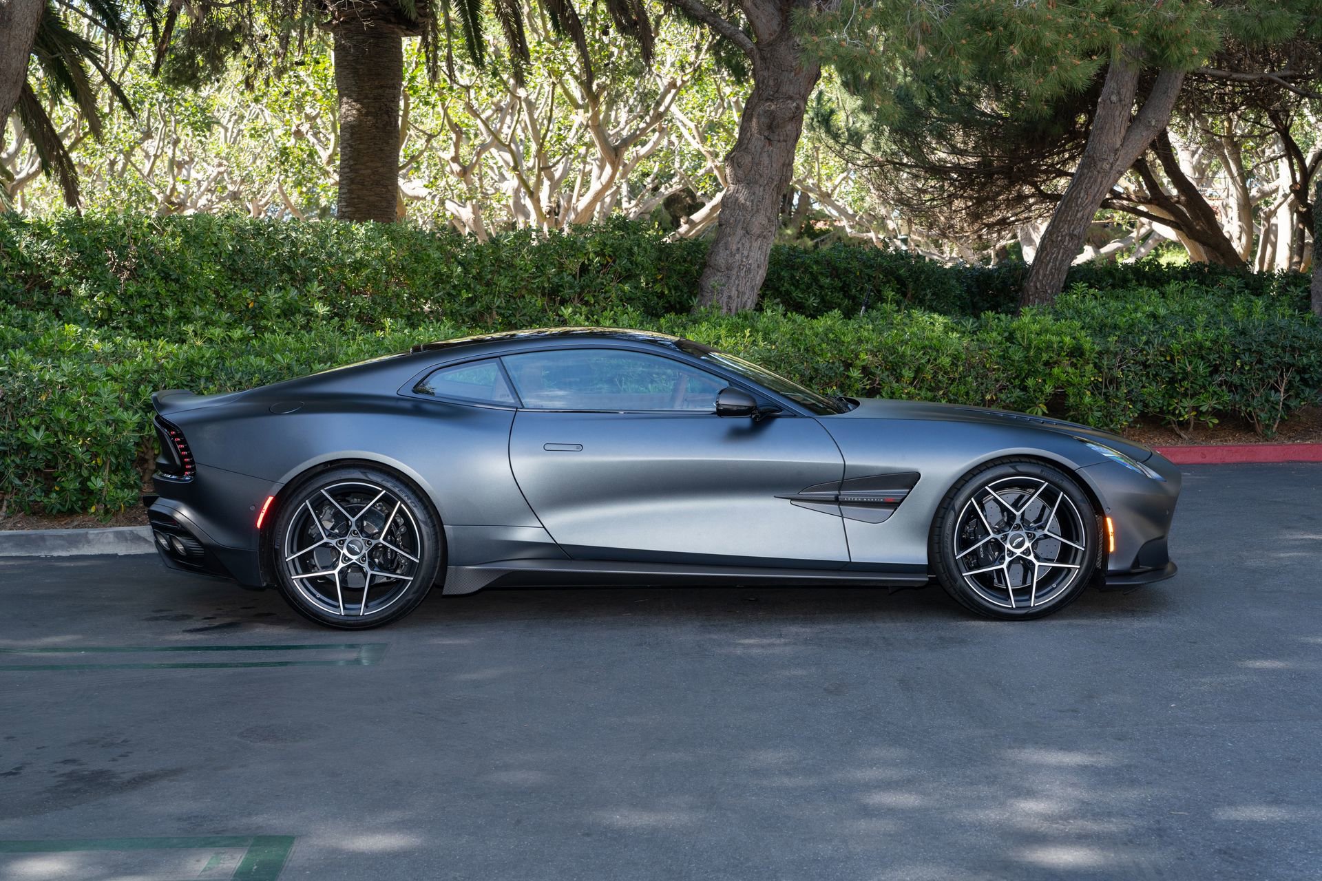Used 2025 Aston Martin Vanquish image 25