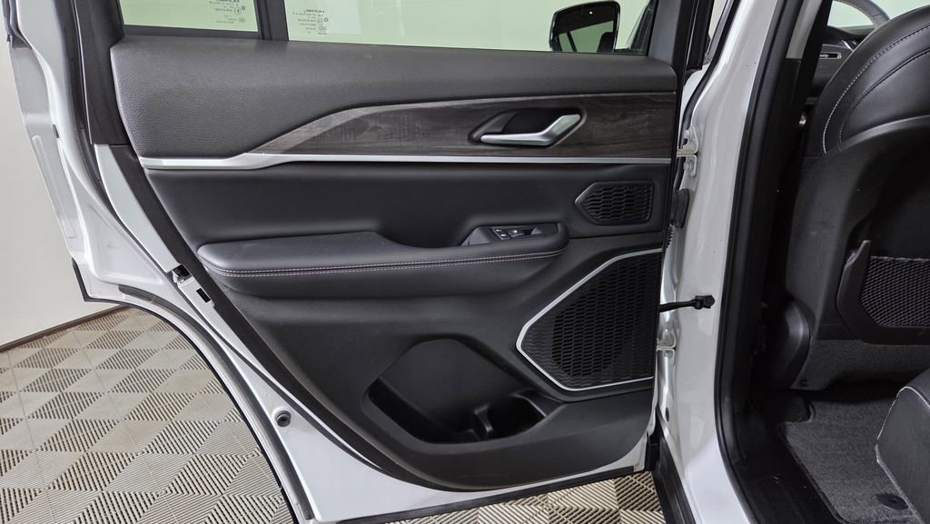 Used 2023 Jeep Grand Cherokee Limited image 31