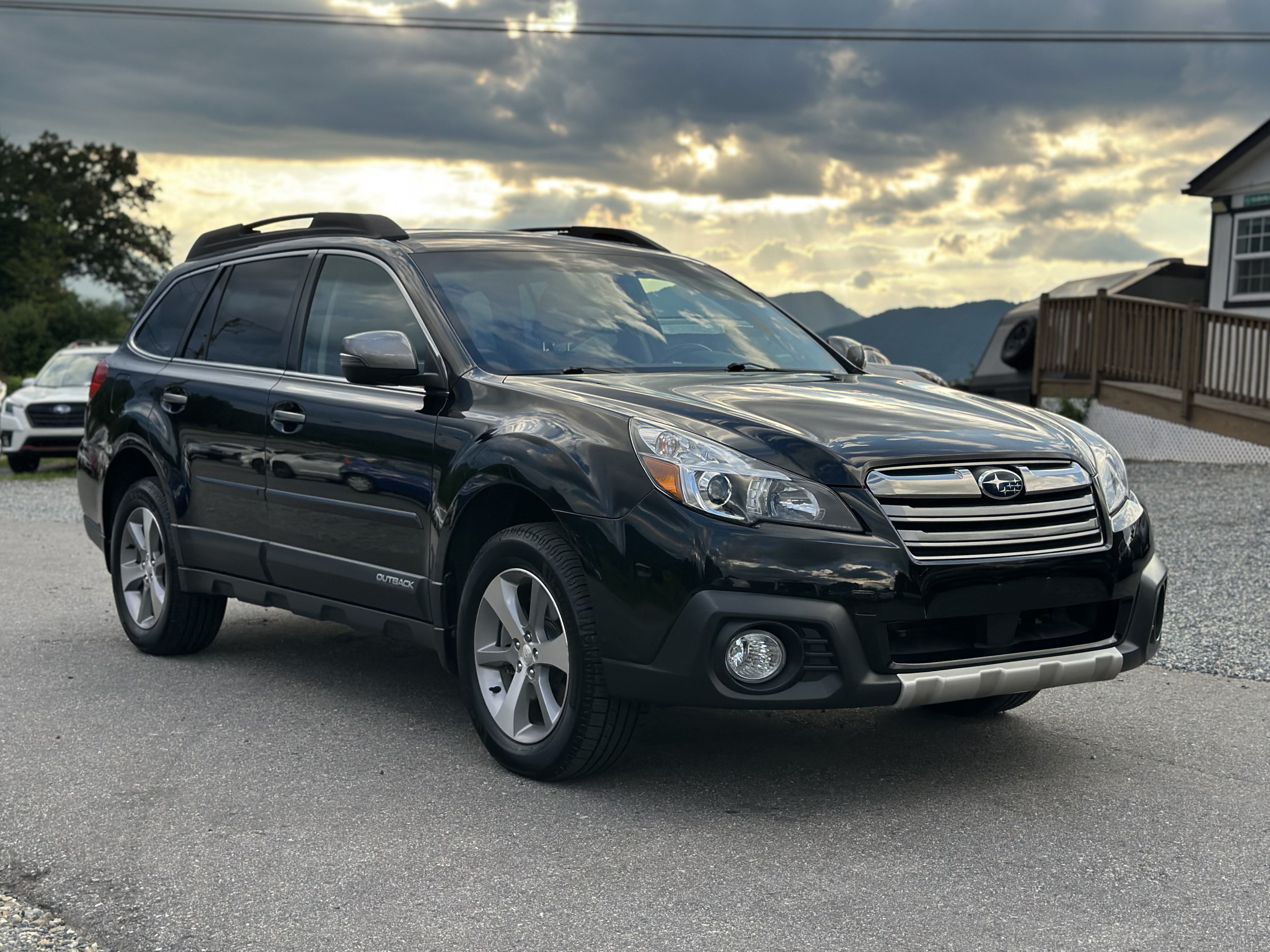 Used 2013 Subaru Outback 3.6R Limited w/ Special Appearance Pkg AWD/4WD image 1