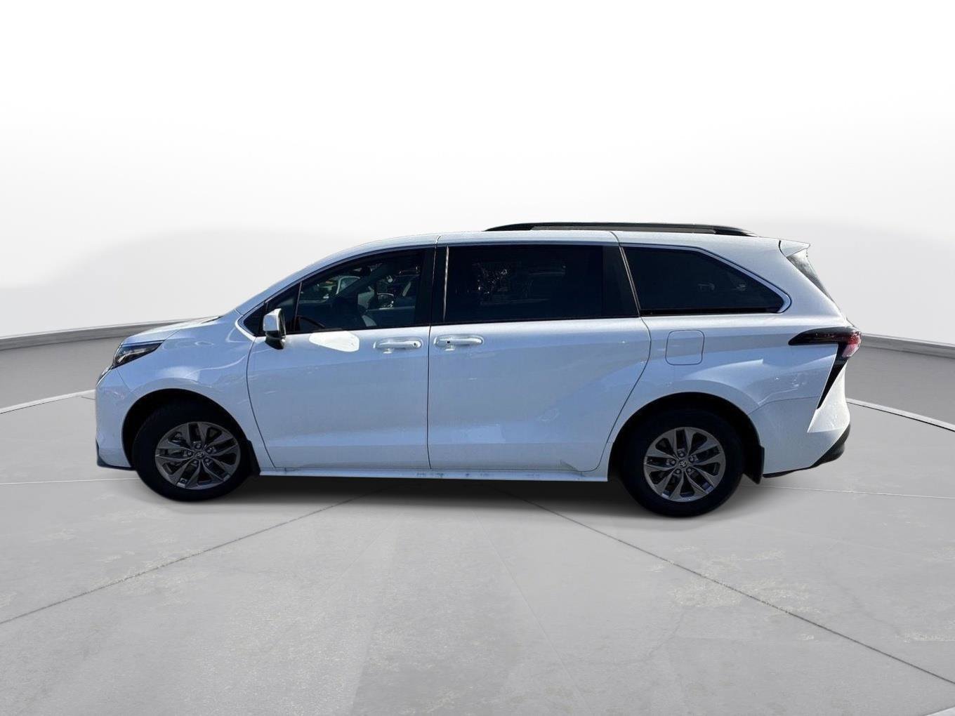 Used 2025 Toyota Sienna LE w/ LE Plus Package image 9