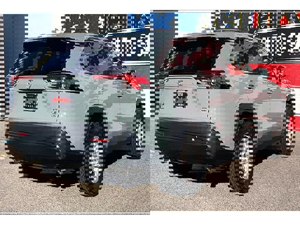 Used 2021 Toyota RAV4 XLE w/ Convenience Package image 2