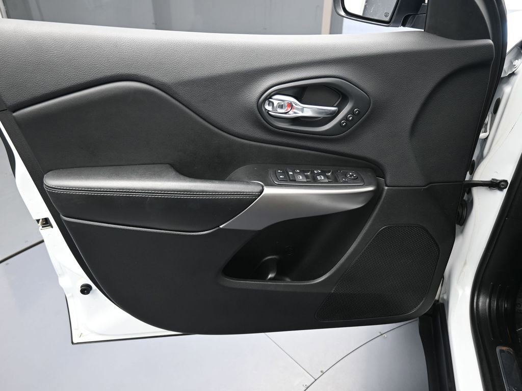 Used 2019 Jeep Cherokee Limited image 12