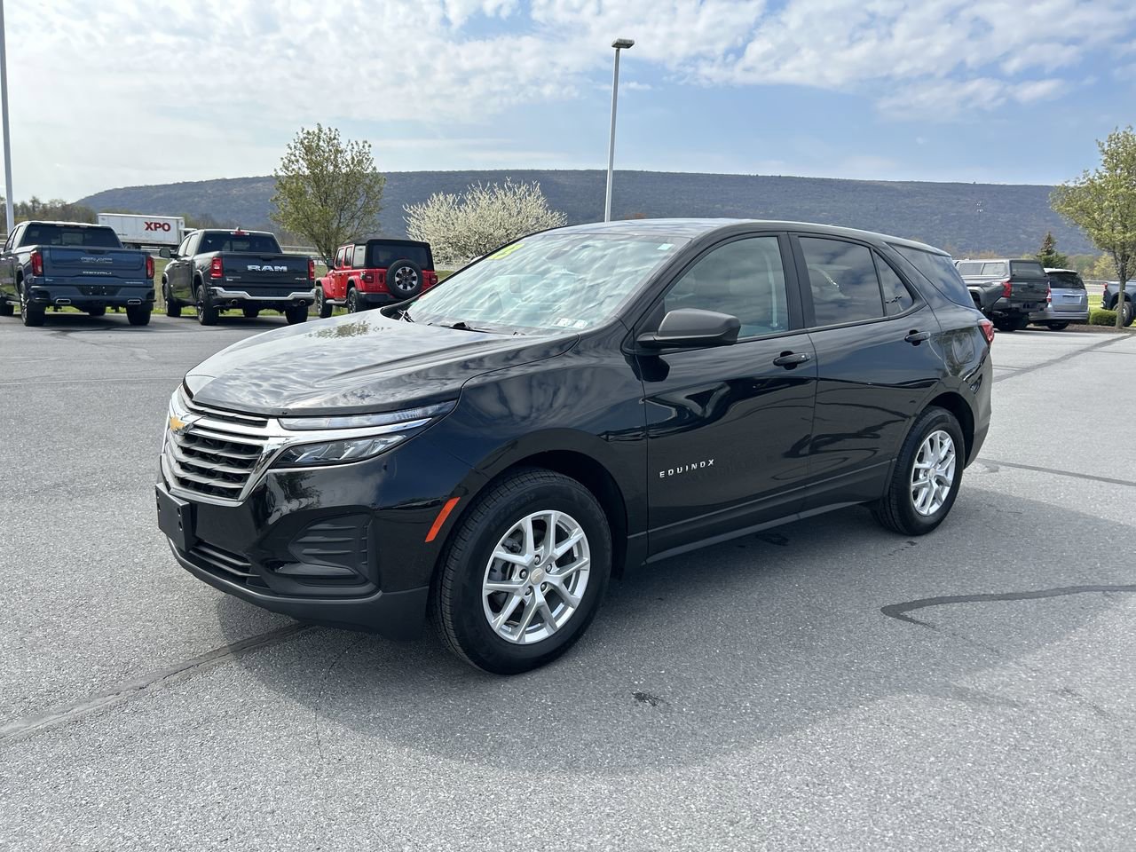 Used 2023 Chevrolet Equinox LS w/ LS Convenience Package AWD/4WD image 3