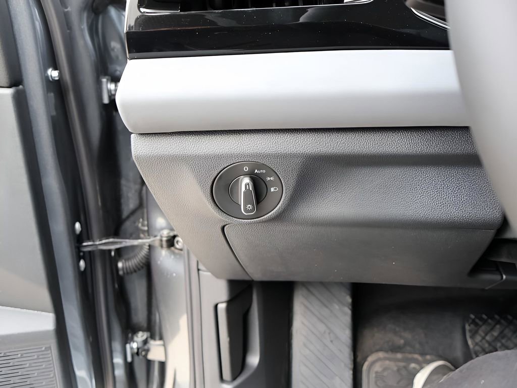 Used 2025 Volkswagen Jetta SE image 35