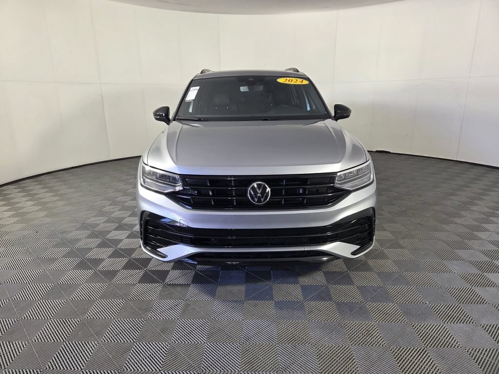 Used 2024 Volkswagen Tiguan SE R-Line AWD/4WD image 3