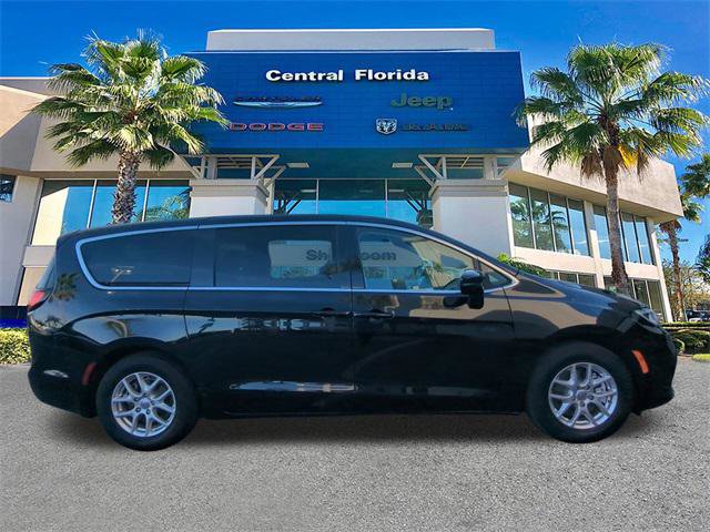 Certified 2024 Chrysler Pacifica Touring-L image 4