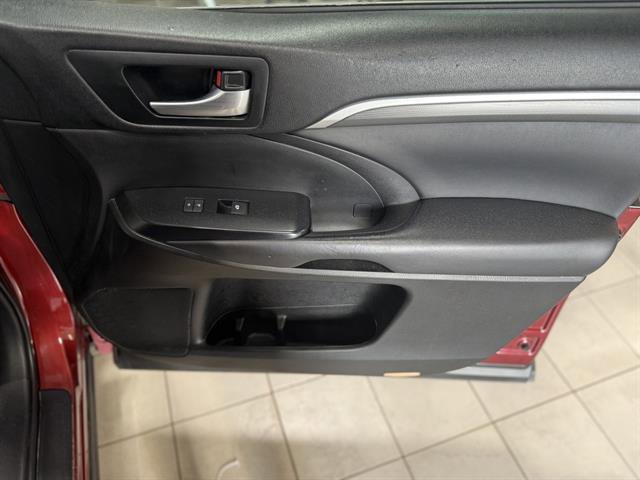 Used 2018 Toyota Highlander SE image 22
