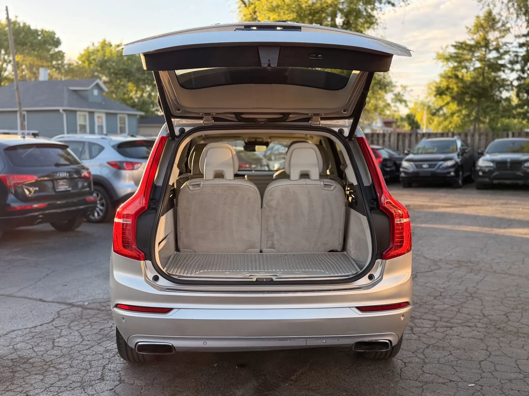 Used 2016 Volvo XC90 T6 Momentum w/ Momentum Plus Package AWD/4WD image 18