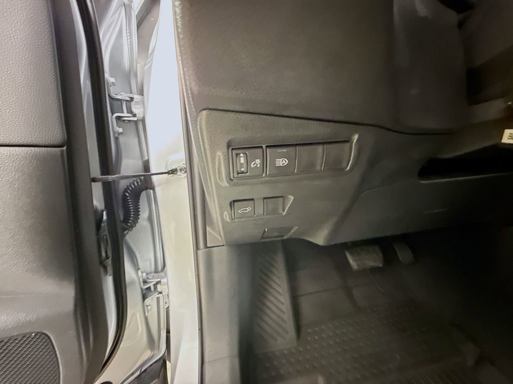 Certified 2025 Toyota Corolla Cross XLE image 10