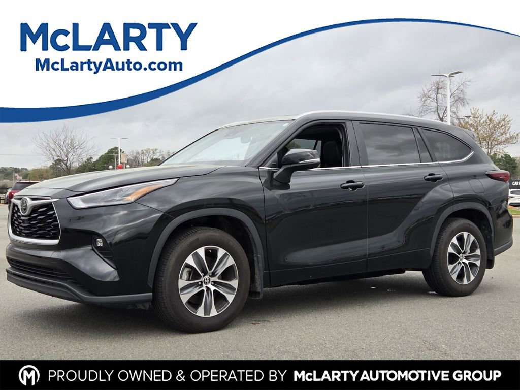 Used 2025 Toyota Highlander XLE image 1