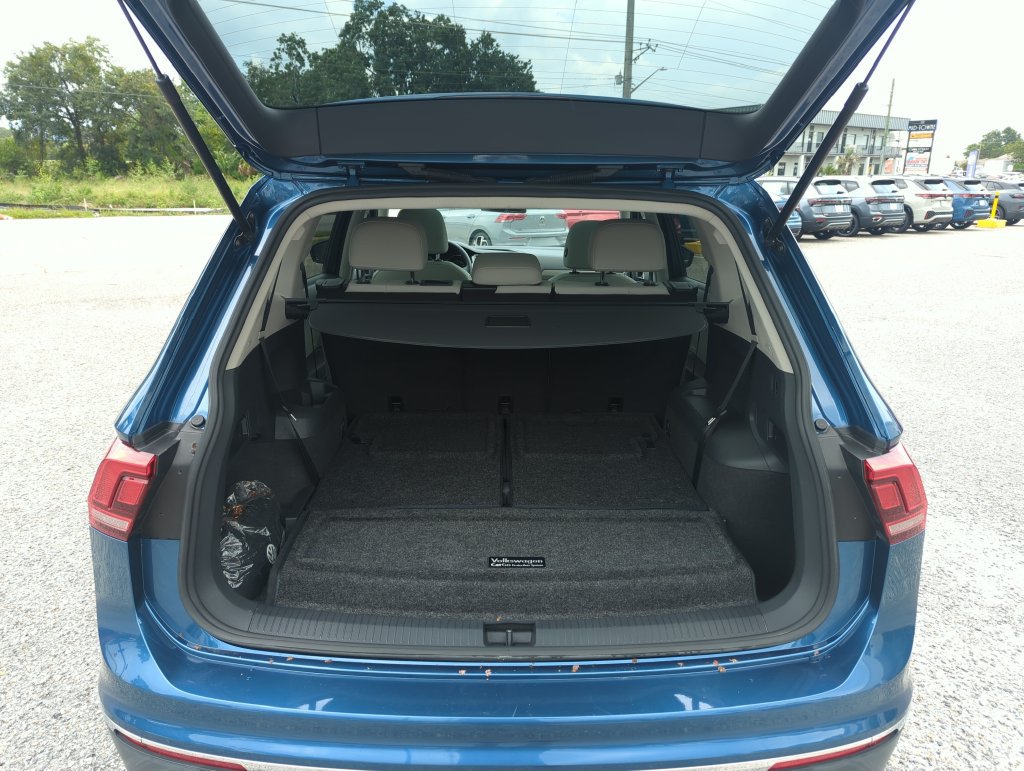 Used 2018 Volkswagen Tiguan SE w/ Panoramic Sunroof Package FWD image 31