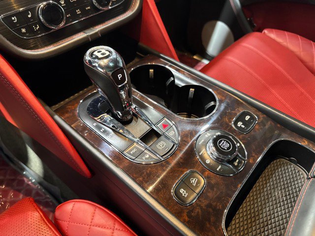 Used 2017 Bentley Bentayga image 54