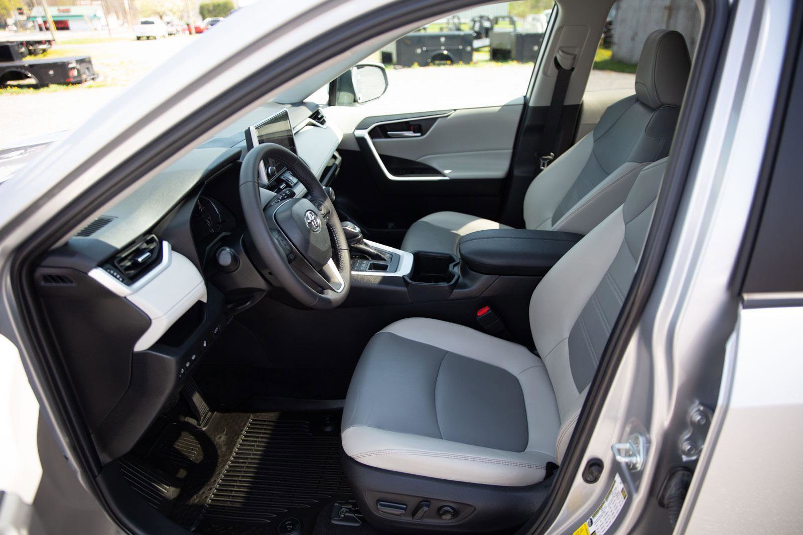 Used 2023 Toyota RAV4 XLE Premium image 2