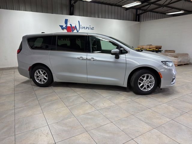 Used 2023 Chrysler Pacifica Touring-L image 2