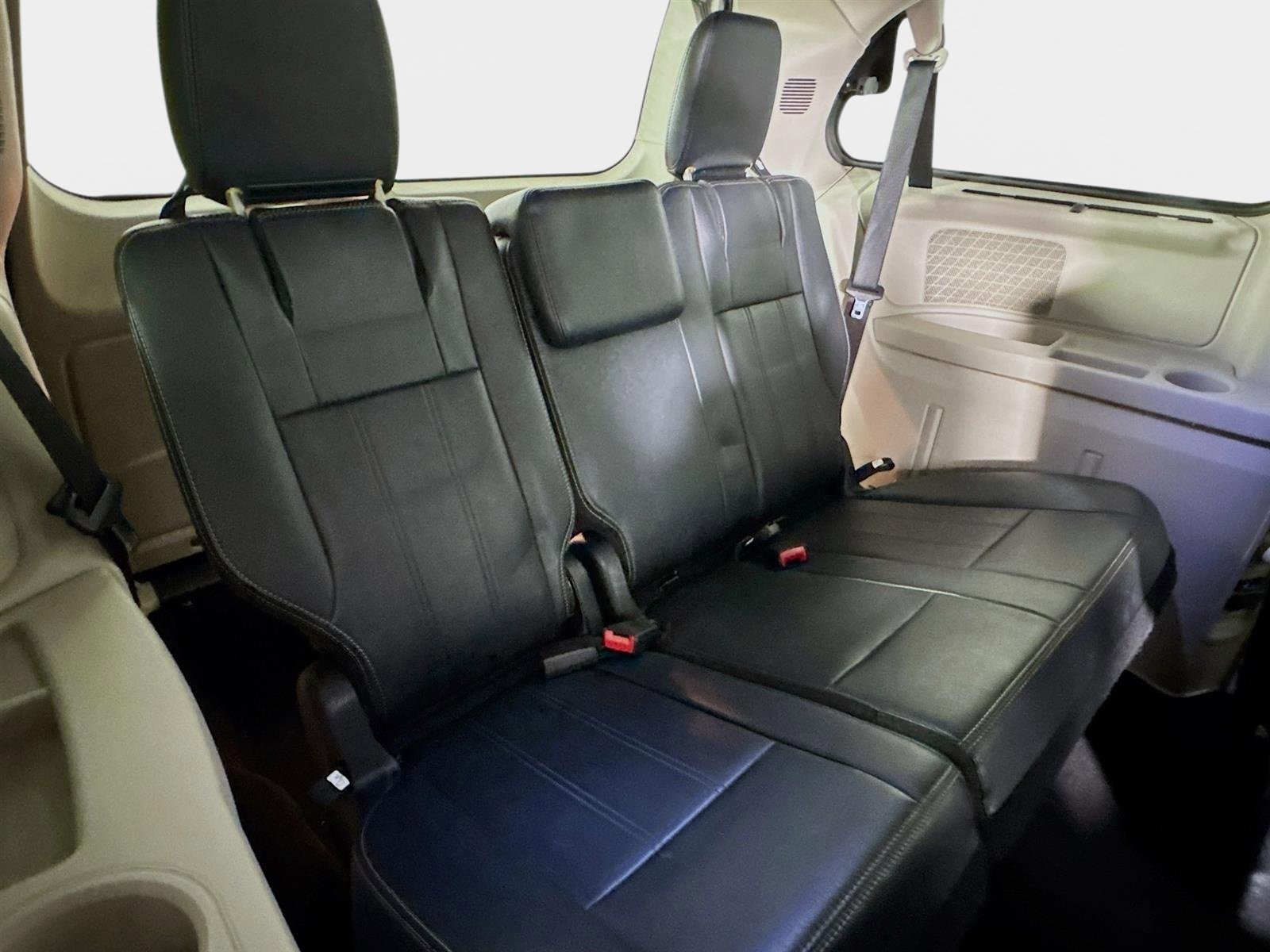 Used 2014 Chrysler Town & Country Touring image 25
