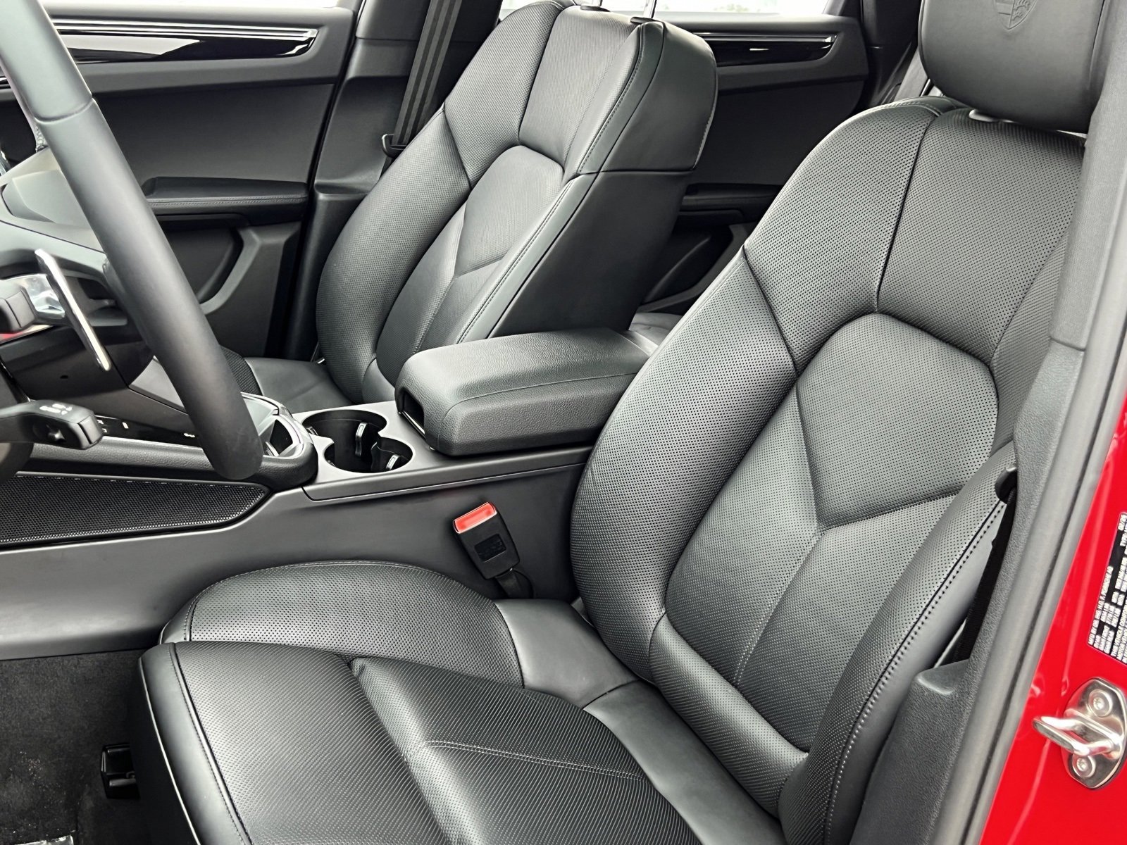 Certified 2025 Porsche Macan image 5