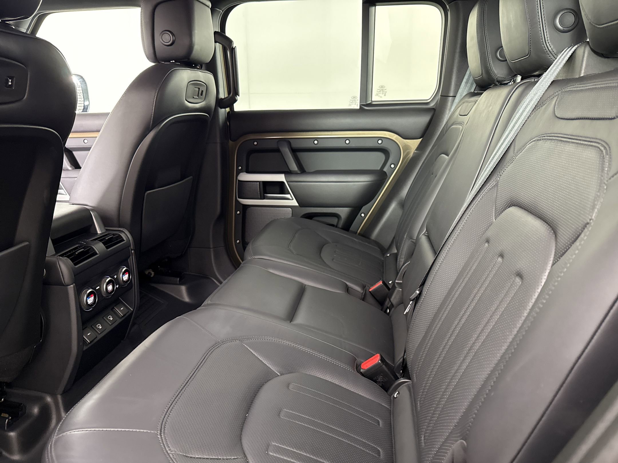 Certified 2022 Land Rover Defender 110 XS Edition AWD/4WD image 25