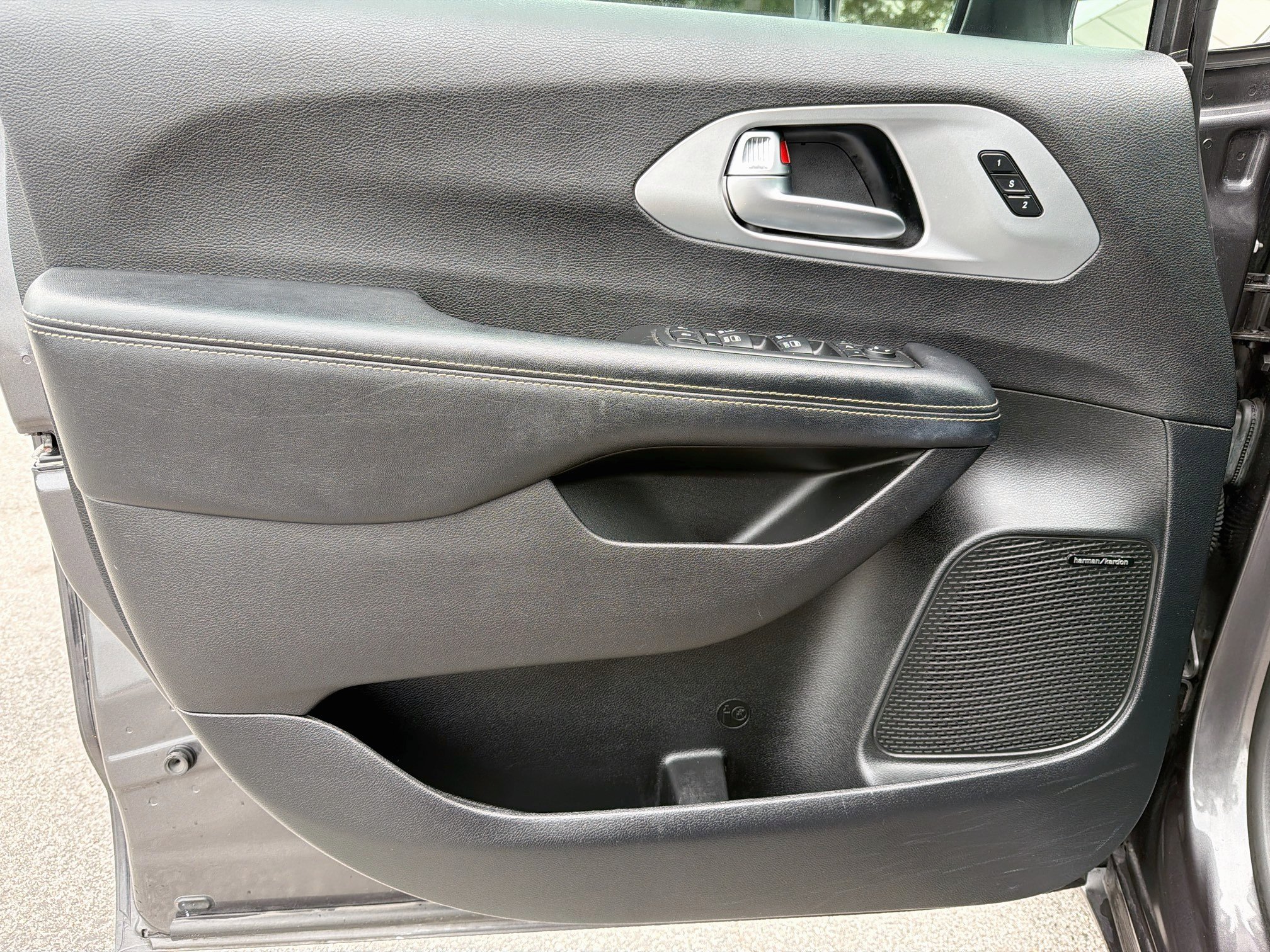 Used 2019 Chrysler Pacifica Limited w/ Advanced Safetytec Group FWD image 24