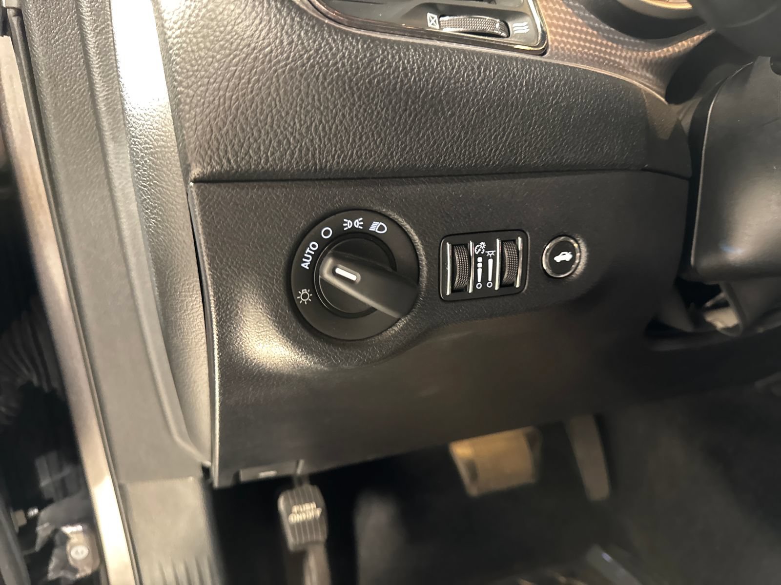 Used 2015 Dodge Challenger SRT Hellcat RWD image 18