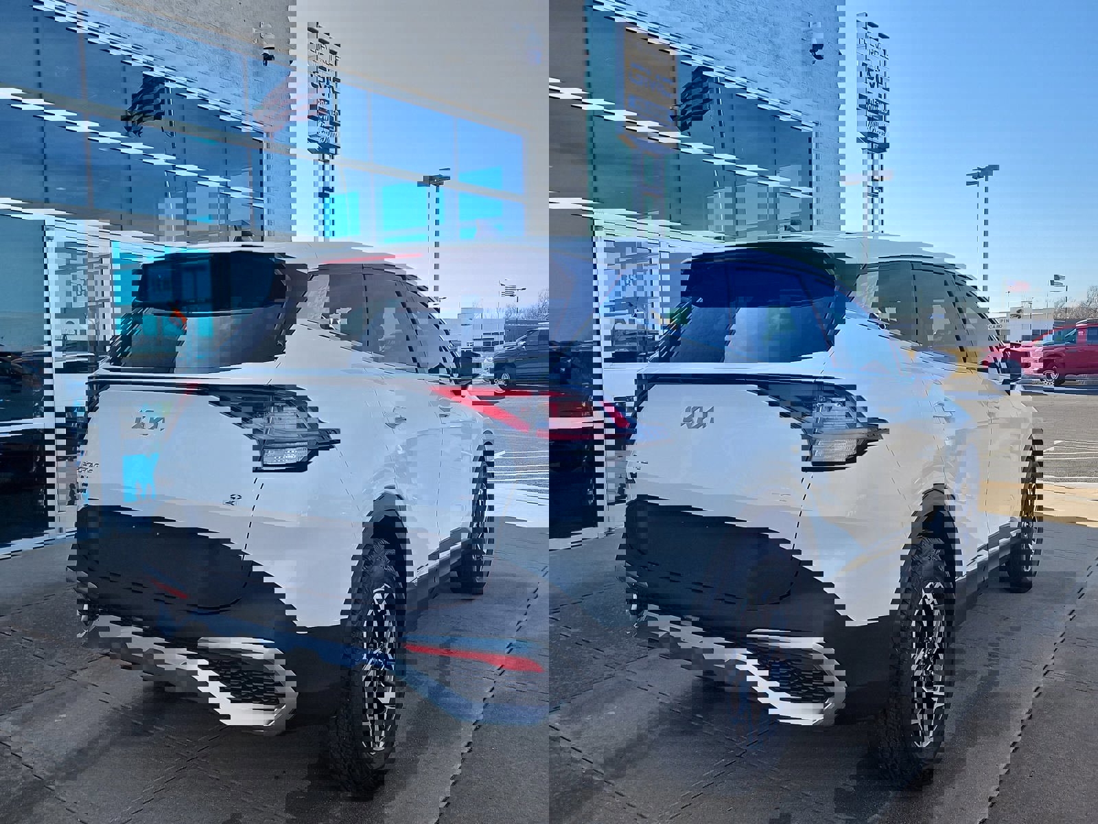 Used 2023 Kia Sportage LX image 4