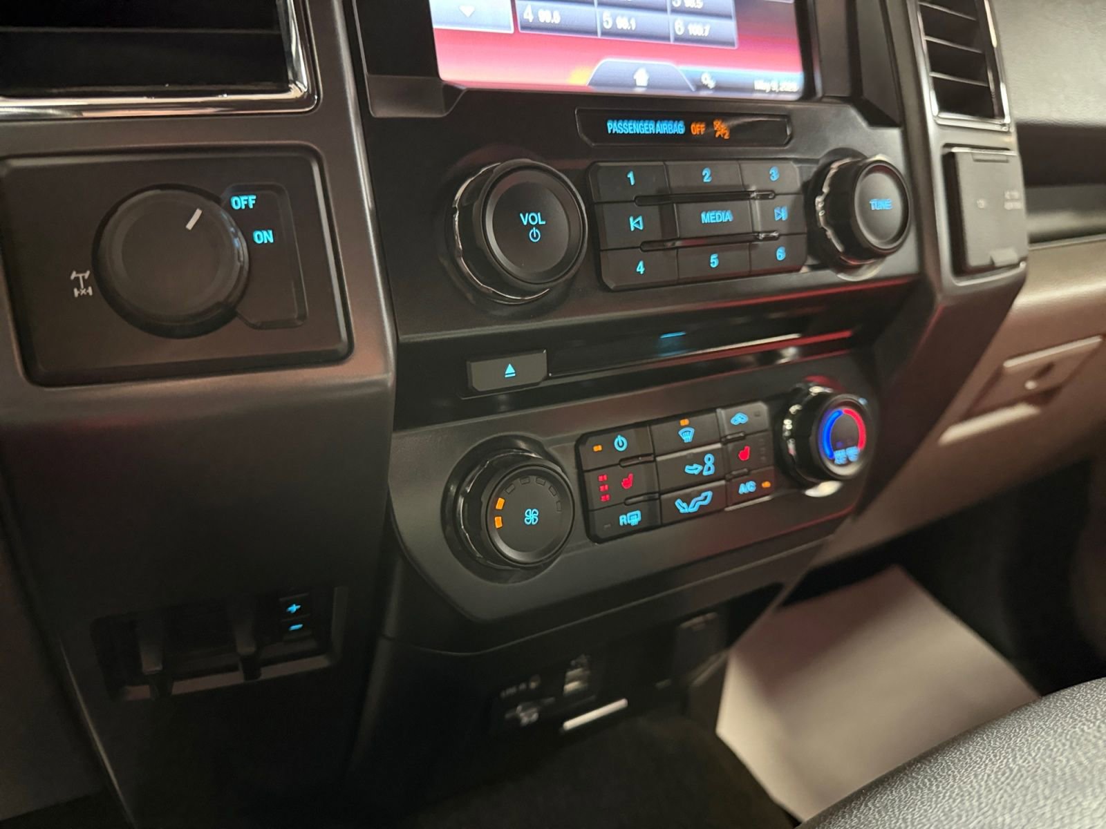 Used 2015 Ford F150 XLT w/ Equipment Group 302A Luxury RWD image 31