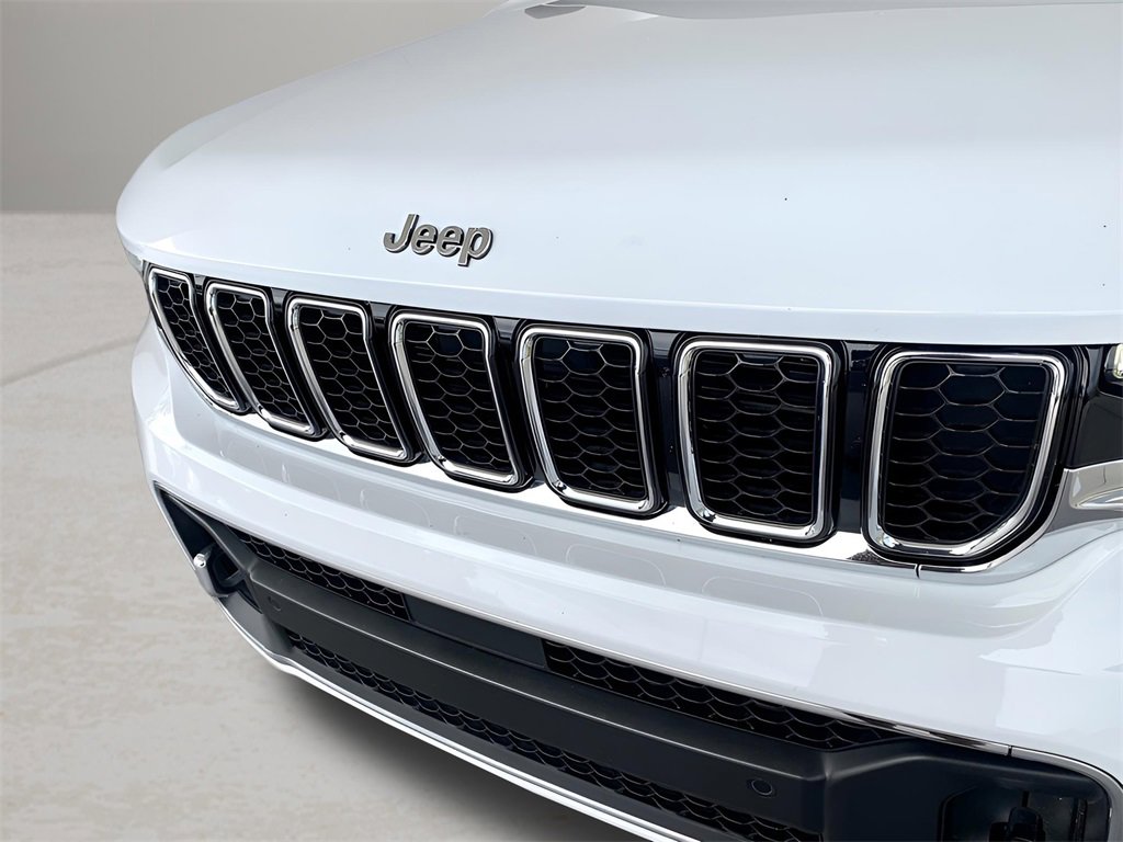 Used 2022 Jeep Grand Cherokee Overland w/ Luxury Tech Group IV image 2