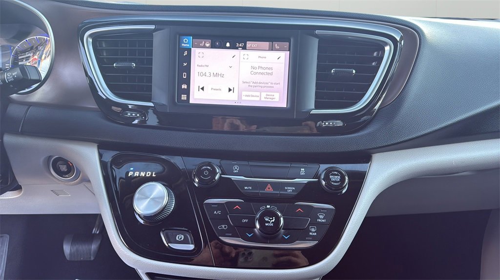 Used 2022 Chrysler Voyager LX image 27