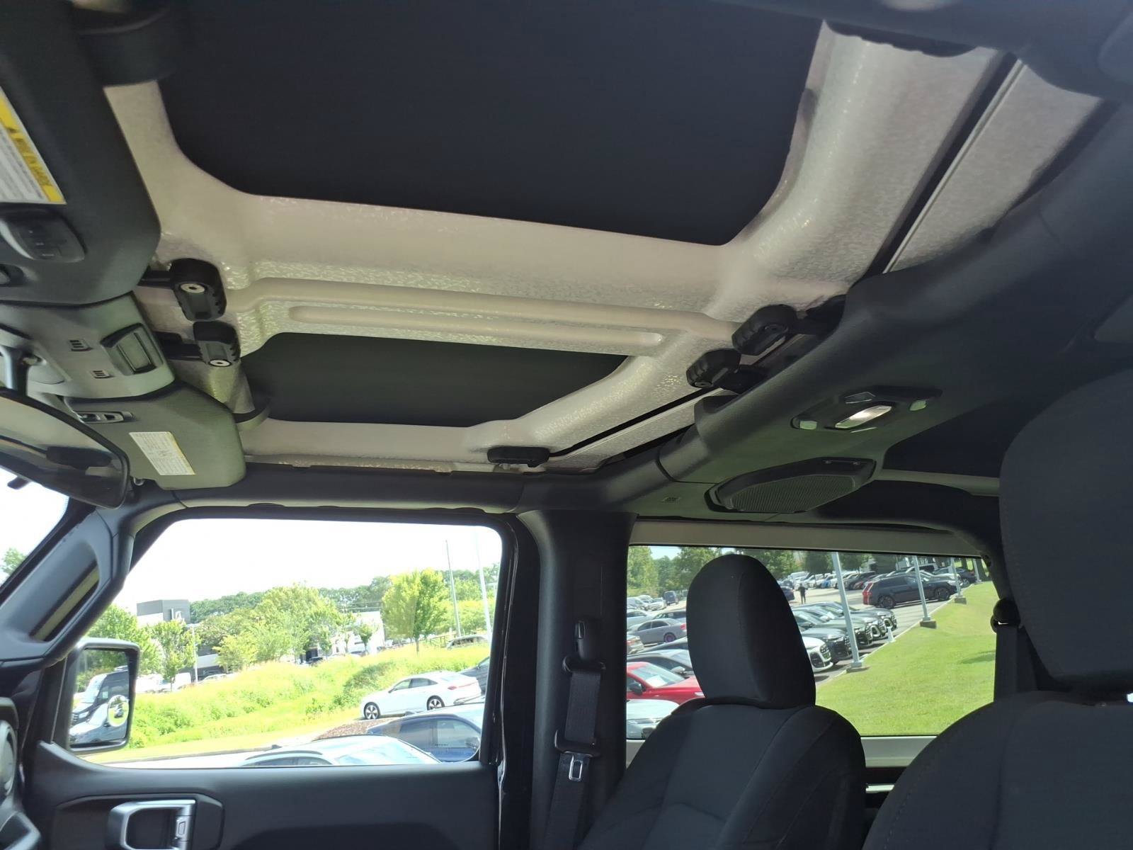 Used 2018 Jeep Wrangler Sport AWD/4WD image 12