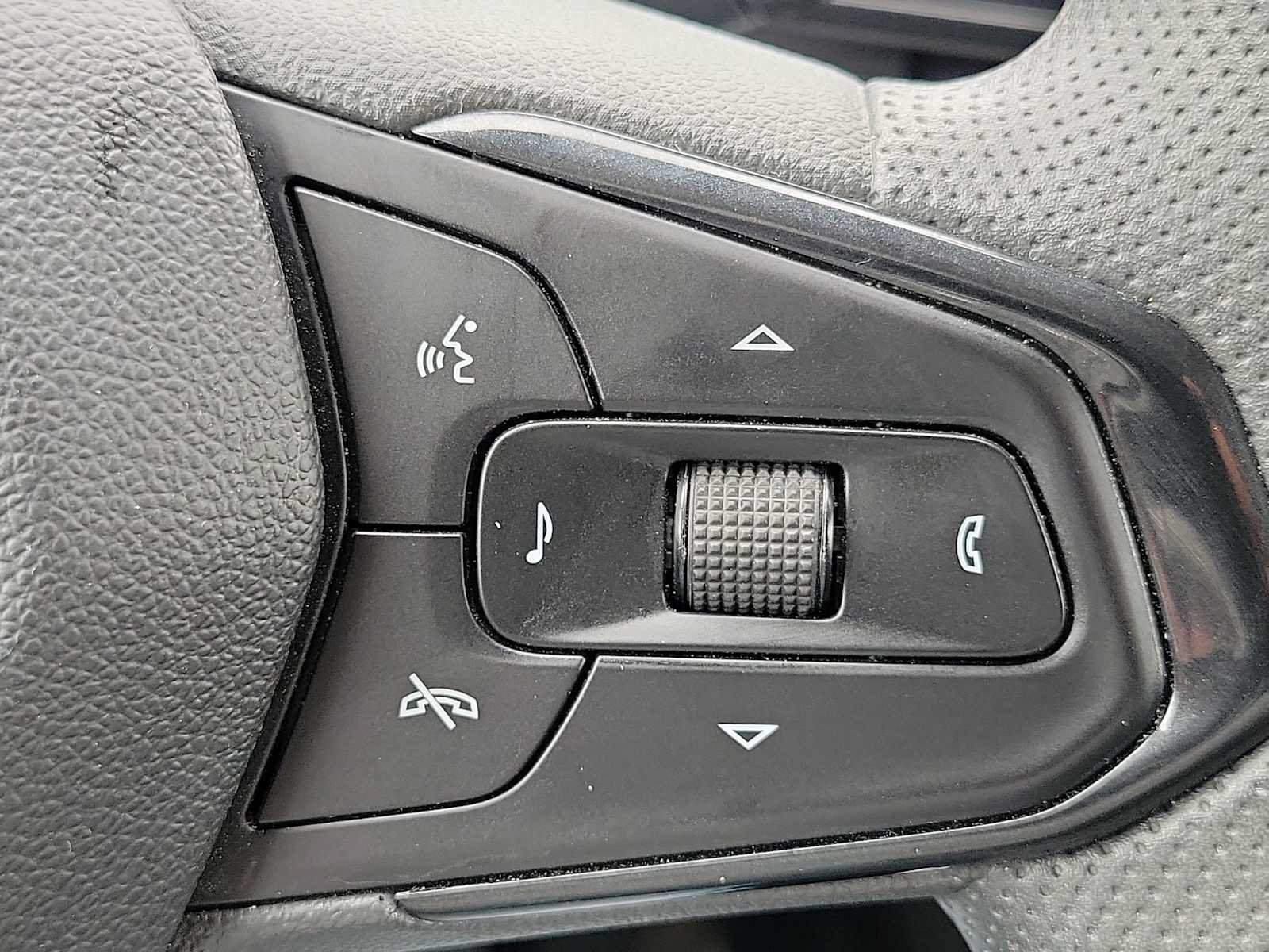 Used 2025 Chevrolet Trax LT FWD image 24