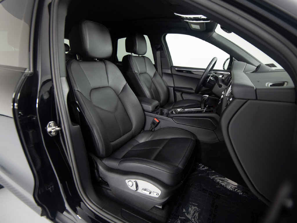 Certified 2026 Porsche Macan AWD/4WD image 33
