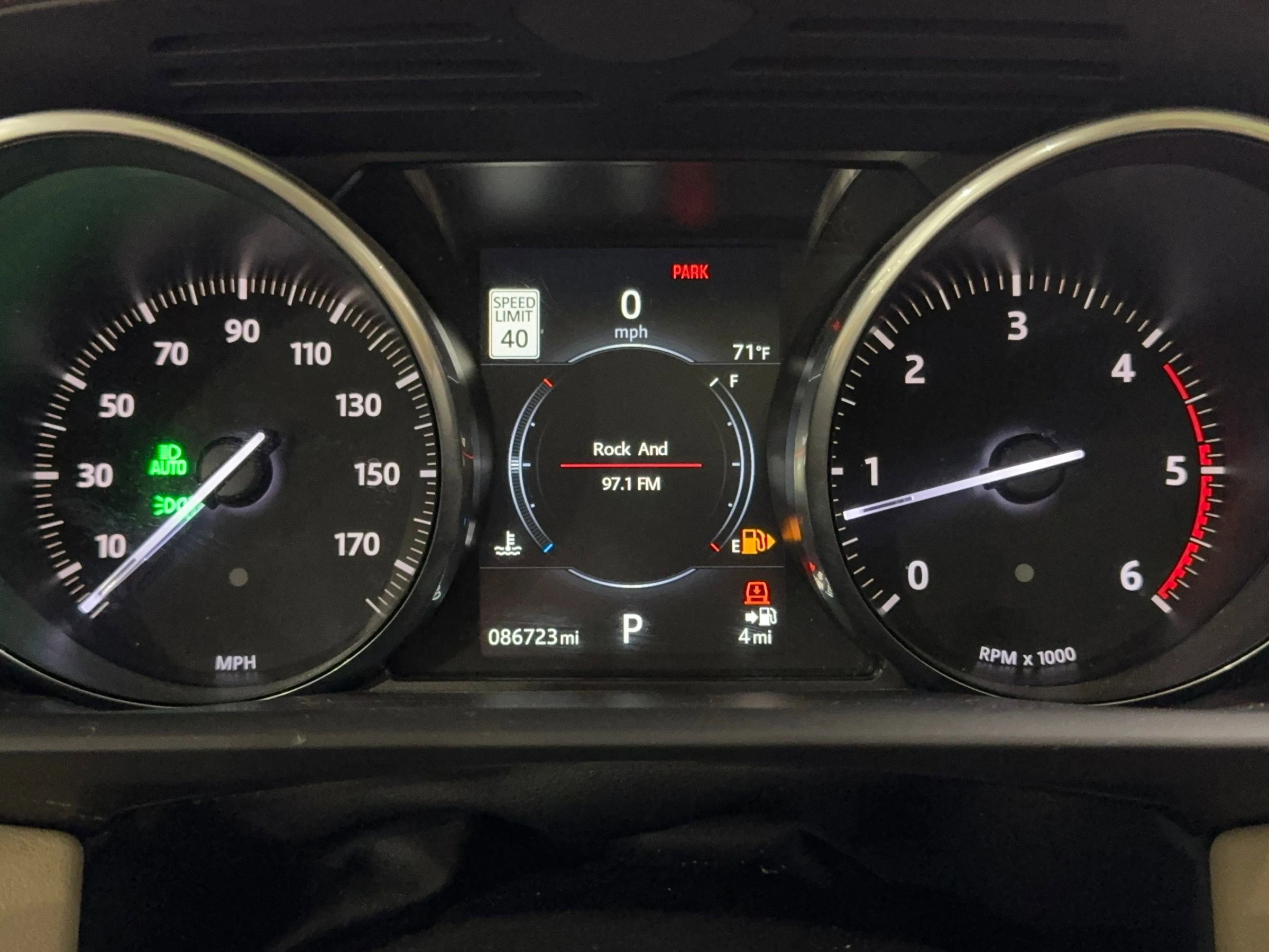 Used 2017 Land Rover Range Rover Sport SE image 29