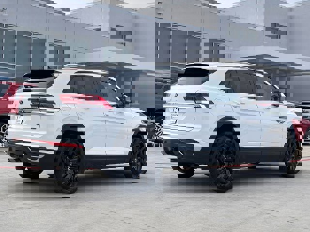 Used 2022 Volkswagen Atlas Cross Sport SE w/ Panoramic Sunroof Package image 8