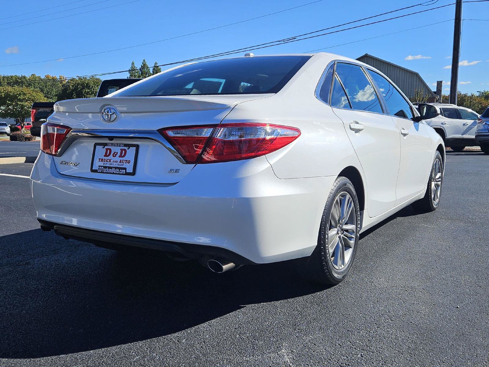 Used 2016 Toyota Camry SE w/ Moonroof Package FWD image 3