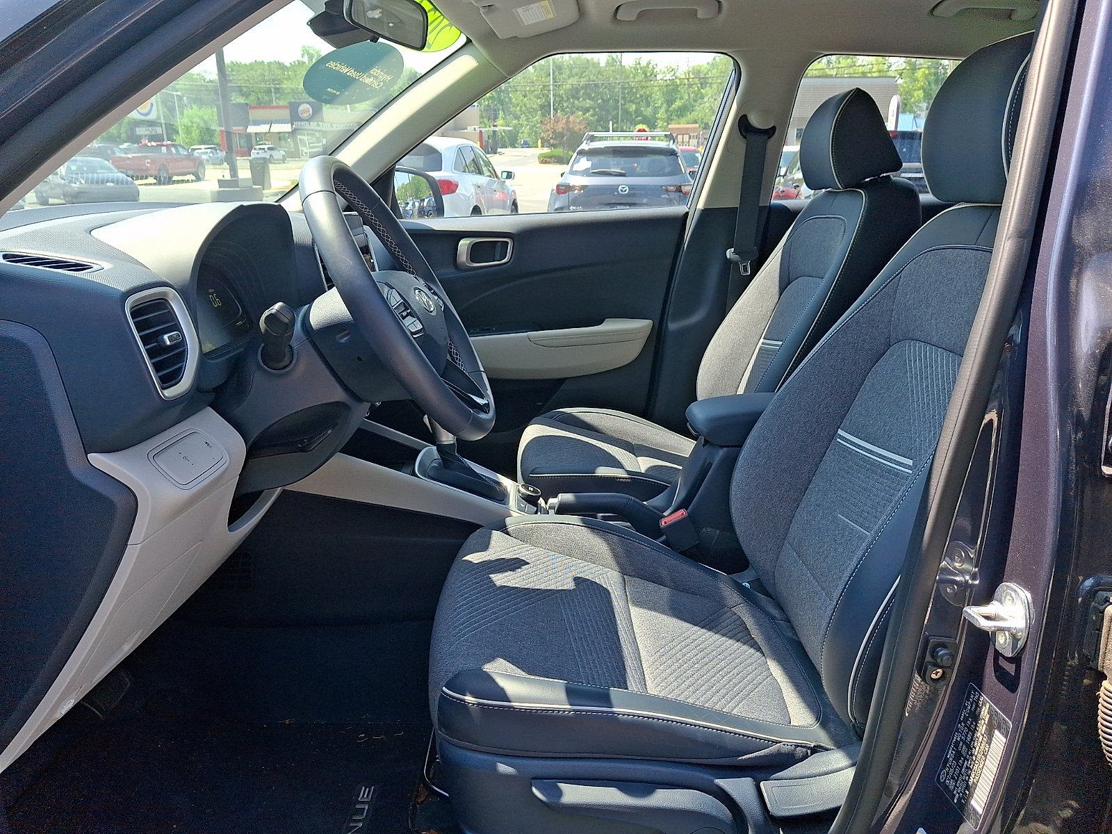 Used 2024 Hyundai Venue Limited FWD image 13
